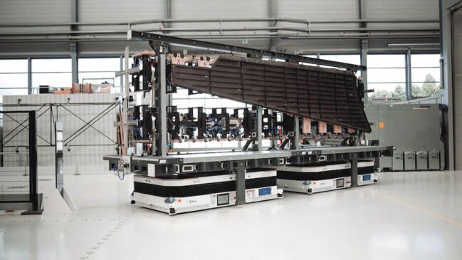 Flugzeugflügel auf zwei AGVs mit Bridge E verbunden