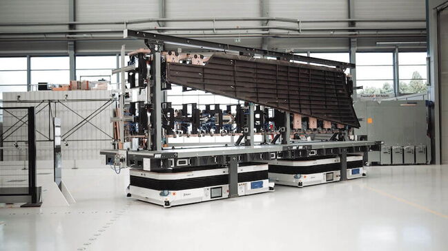 Flugzeugflügel auf zwei AGVs mit Bridge E verbunden