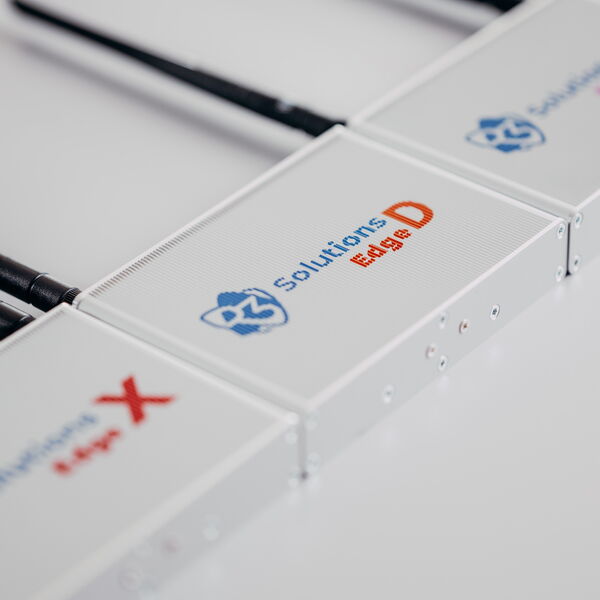 Four sleek Solutions Edge devices showcase advanced technology with antennas for enhanced connectivity and performance. (Text KI-generiert)