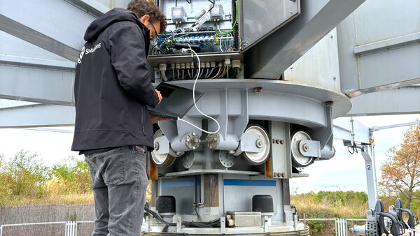 A technician inspects control systems in a field services setup, ensuring optimal machinery performance. (Text KI-generiert)